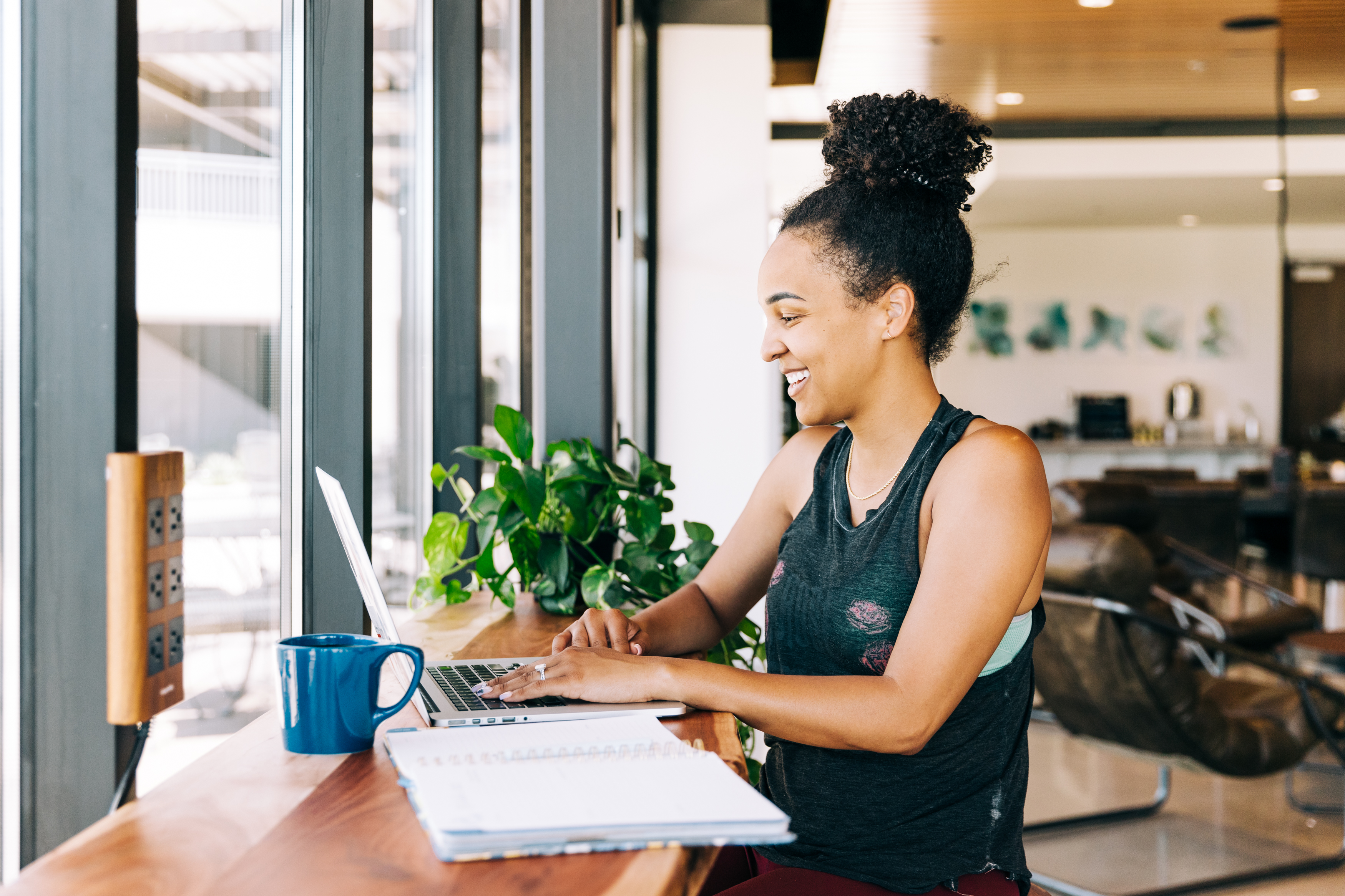 052022_ShowitBranding_2857 - Showit Female designer working on Showit website