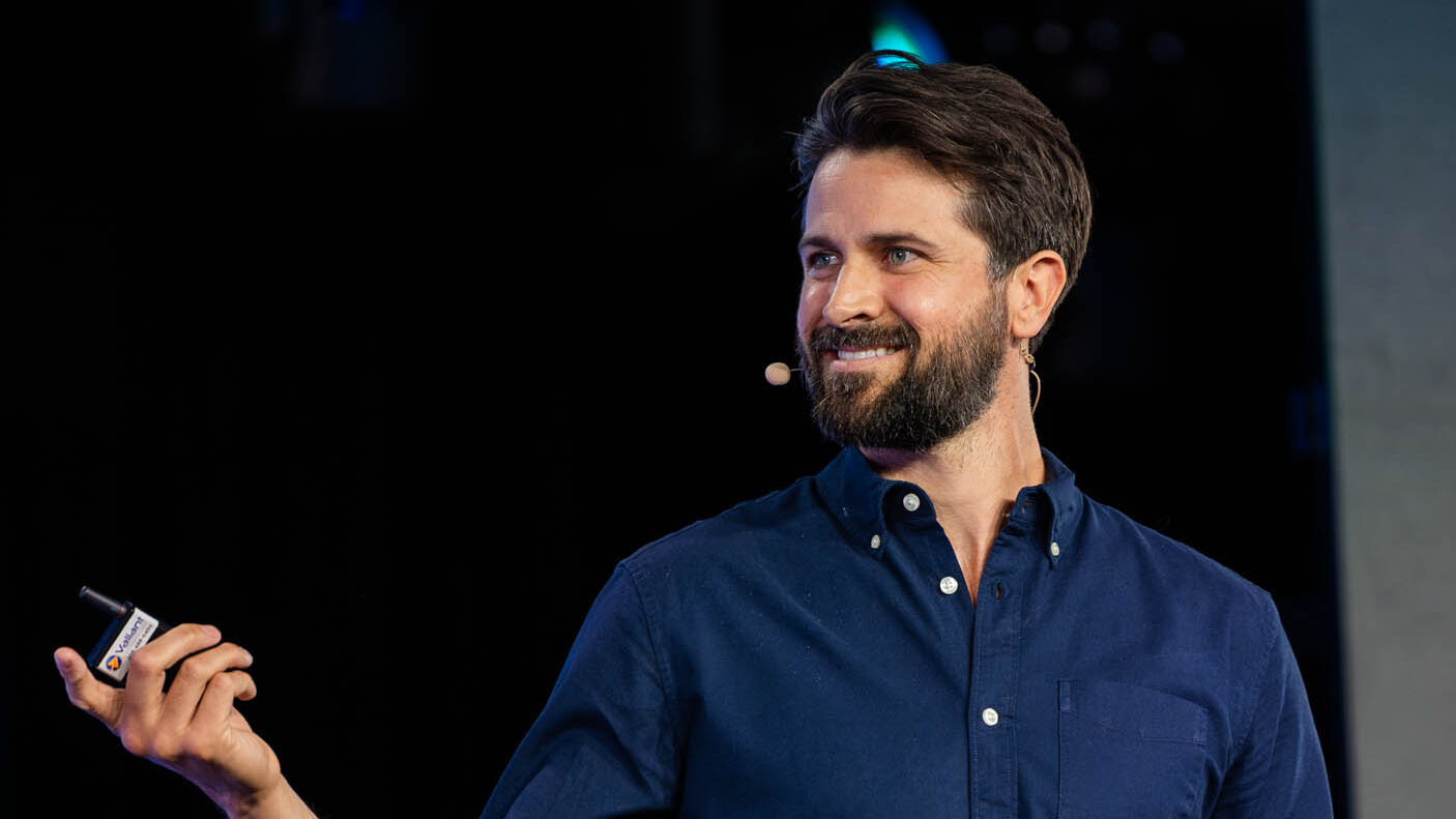 732A4956-Enhanced-NR-web - Showit Shane Martin speaking to small business owners.