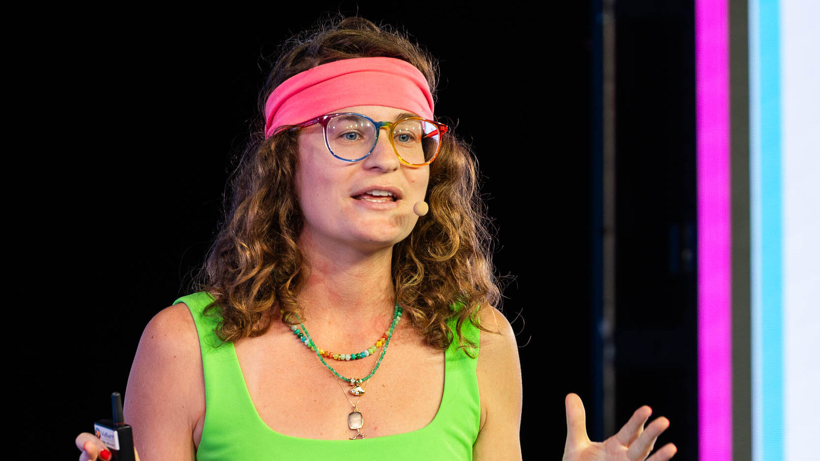 732A5133-Enhanced-NR-web - Showit Liz Wilcox speaking to small business owners.