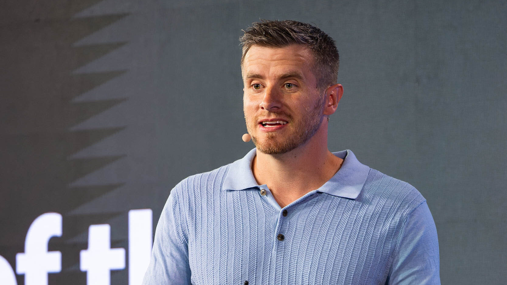 732A5309-Enhanced-NR-web - Showit Nathan Barry speaking to small business owners.