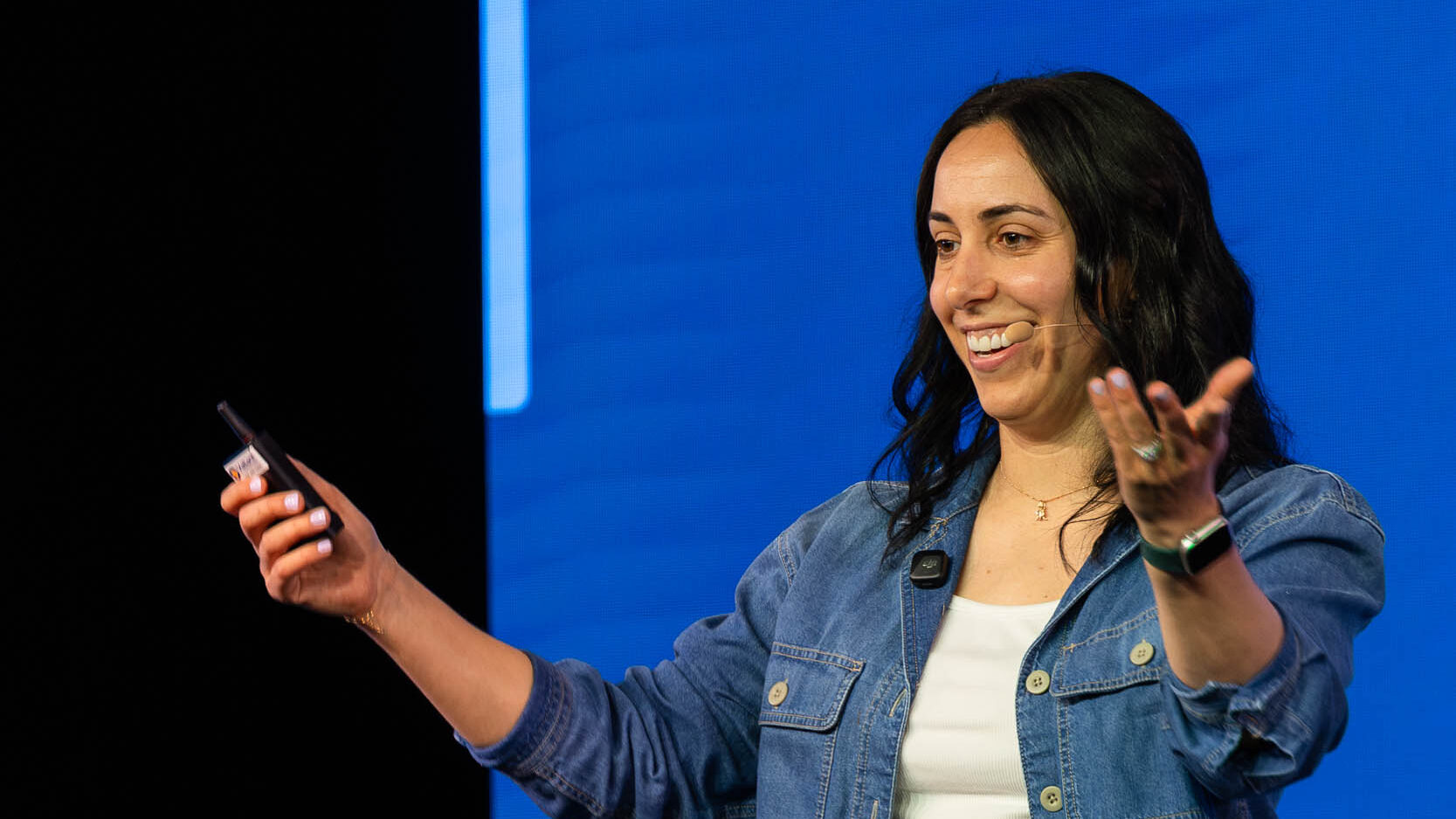 732A5919-Enhanced-NR-web - Showit Sam Vander Wielen speaking to small business owners.