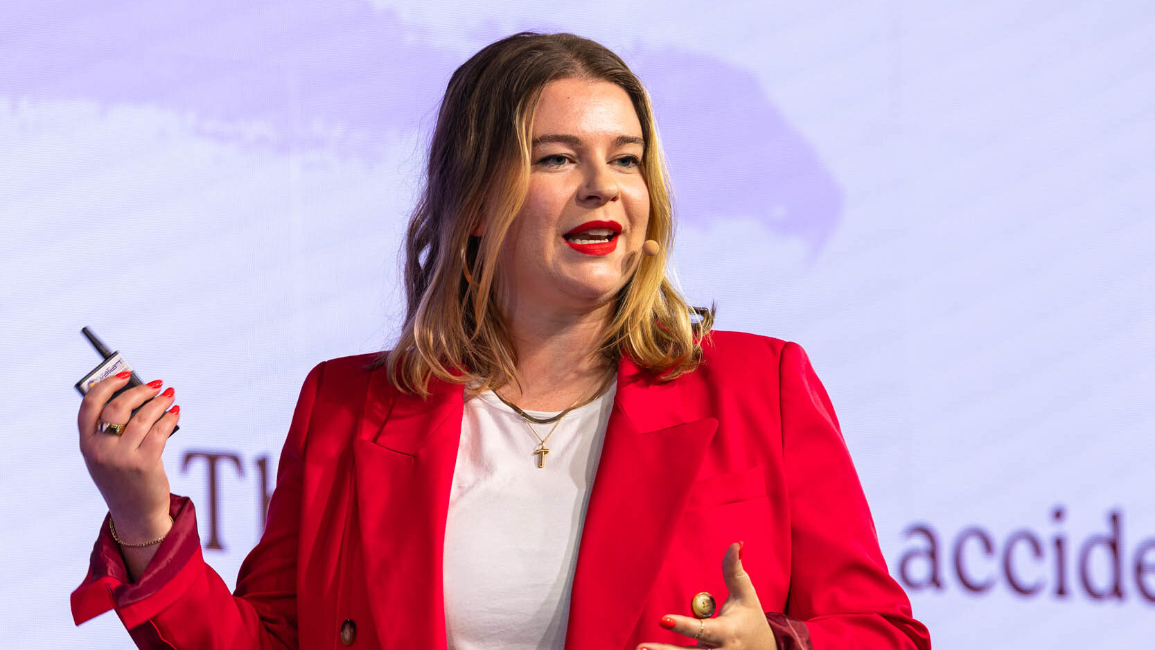 732A6111-Enhanced-NR-web - Showit Tori Dunlap speaking to small business owners.