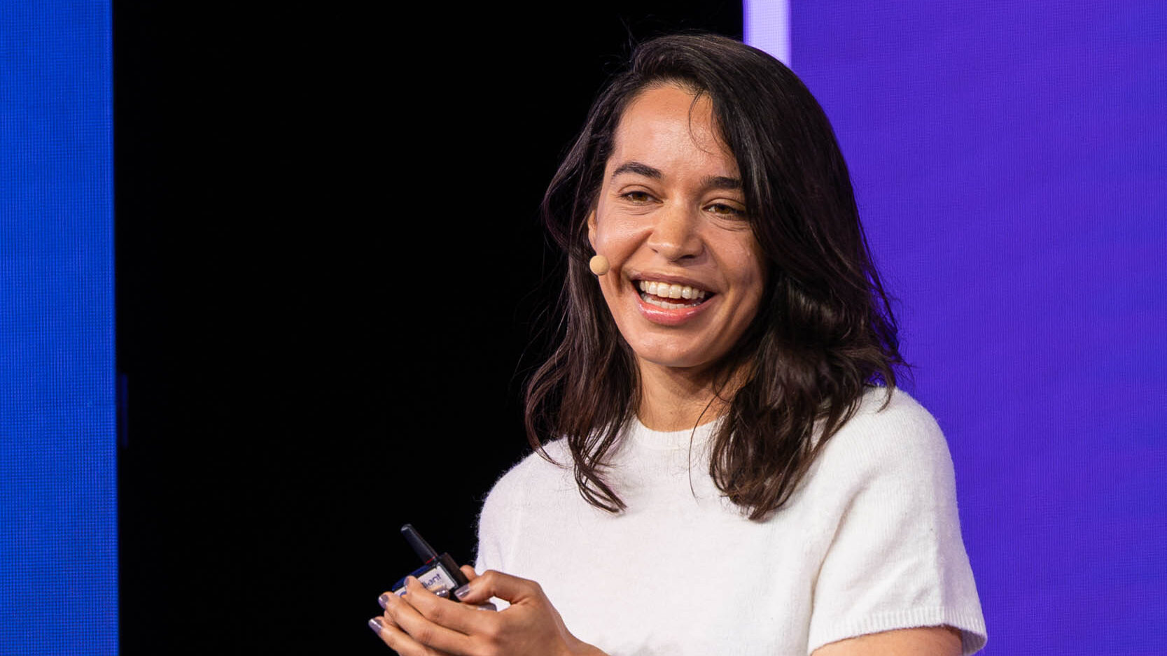 732A6559-Enhanced-NR-web - Showit Anne Laure speaking to small business owners.