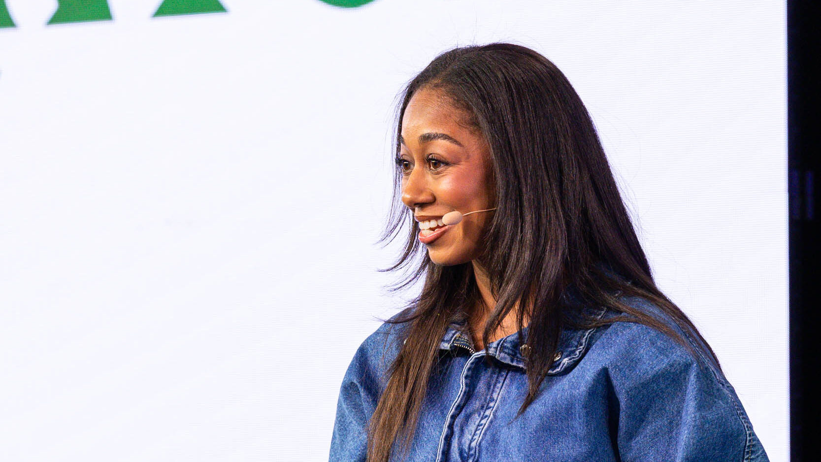 732A6611-web - Showit Lestraundra Alfred speaking to small business owners.